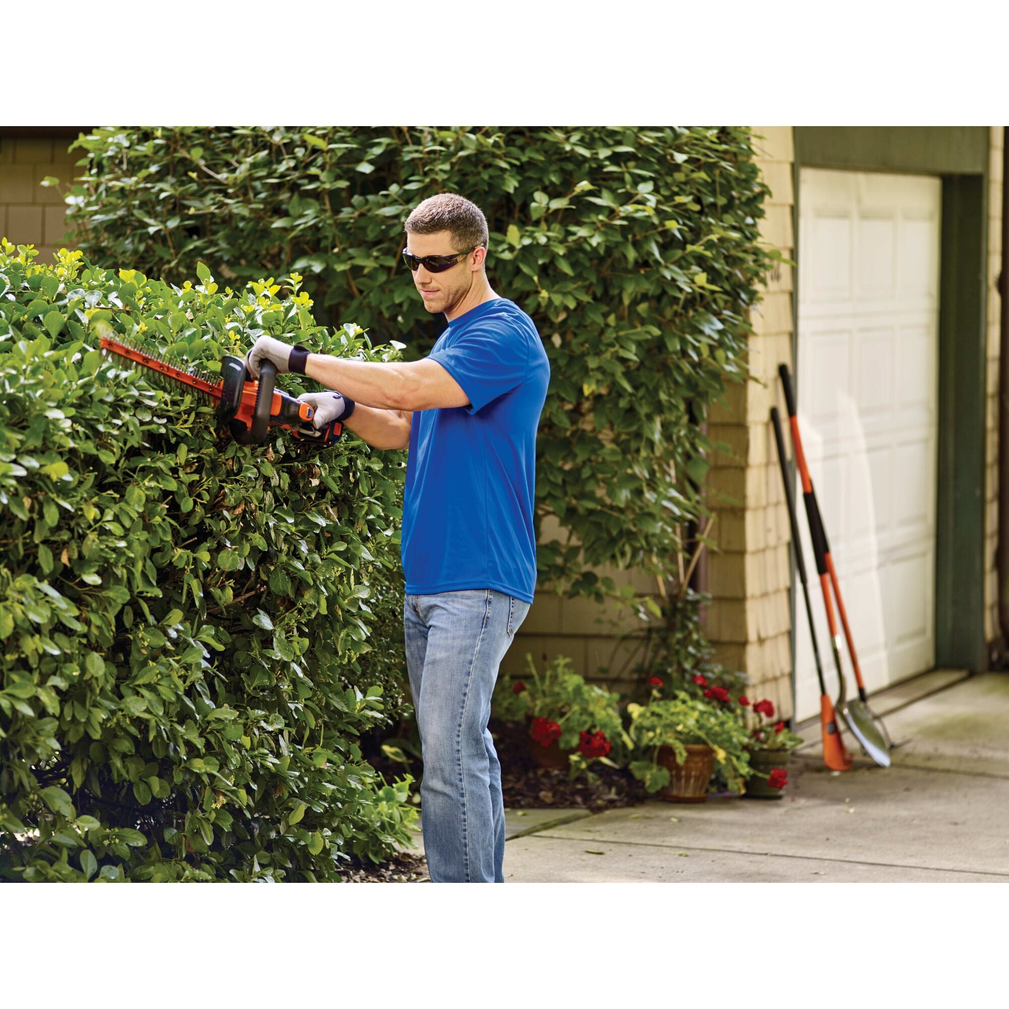 black-decker-20v-max-powercut-cordless-22-inch-hedge-trimmer-battery-and-charger image 2
