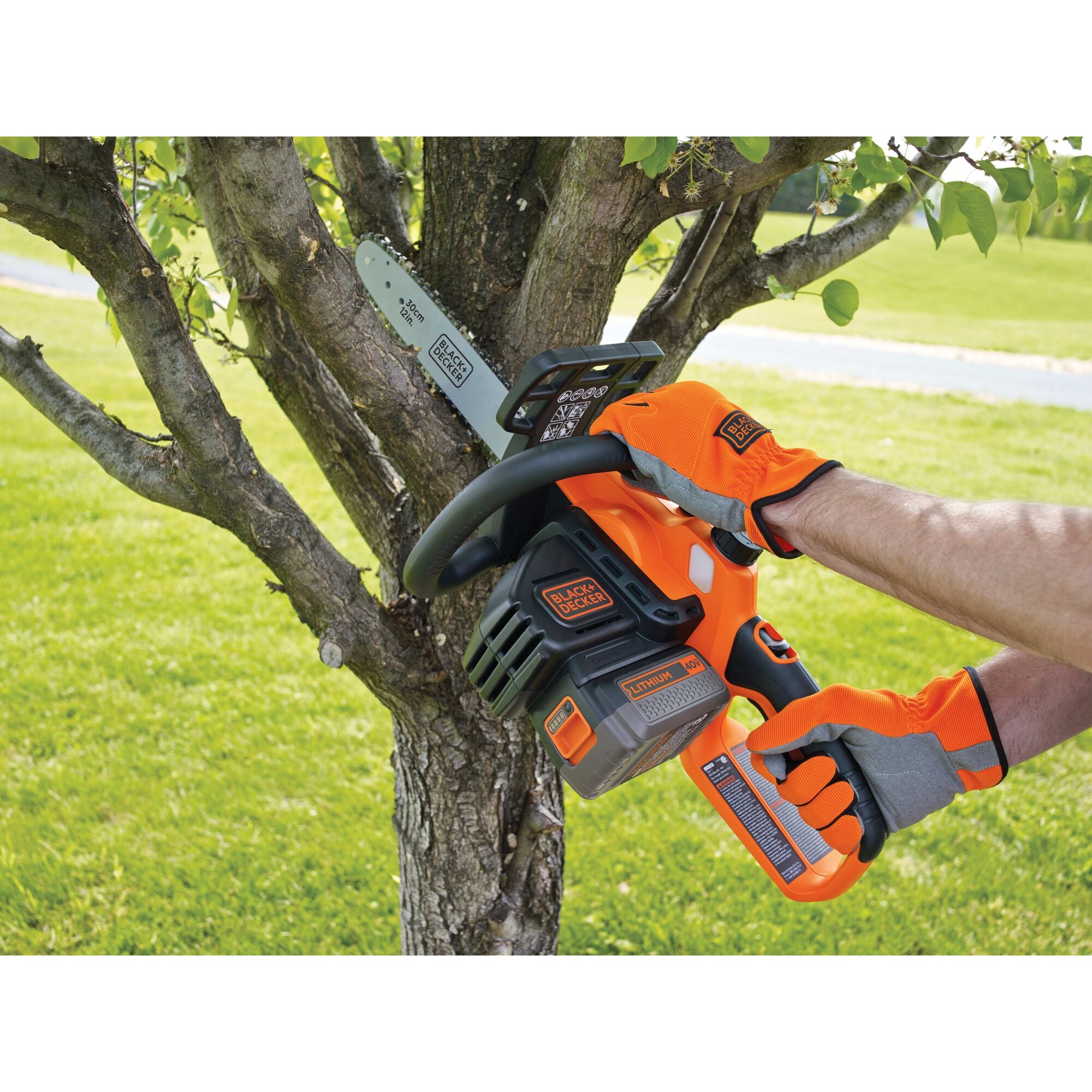 black-decker-40v-max-cordless-12-inch-chainsaw-with-battery-and-charger-included image 3