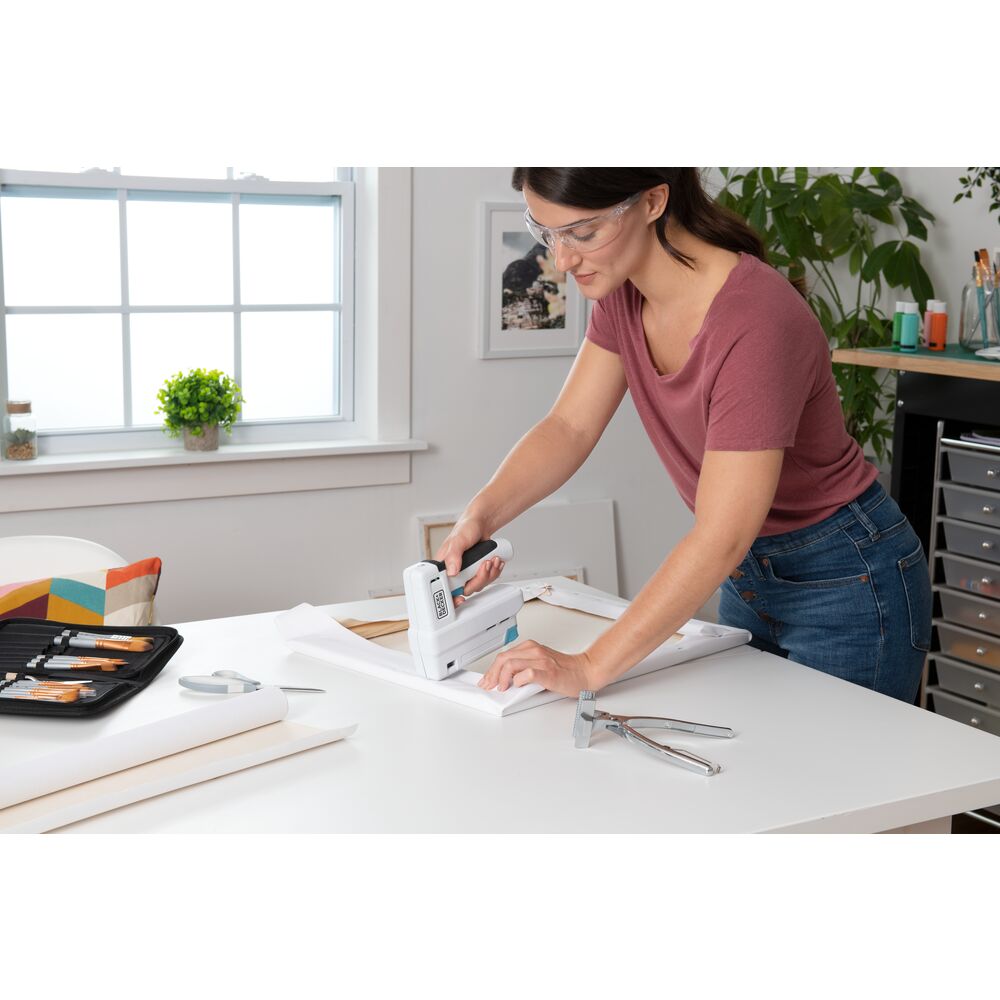 black-decker-usb-rechargeable-4v-max-cordless-power-stapler-with-800-staples-200 image 2