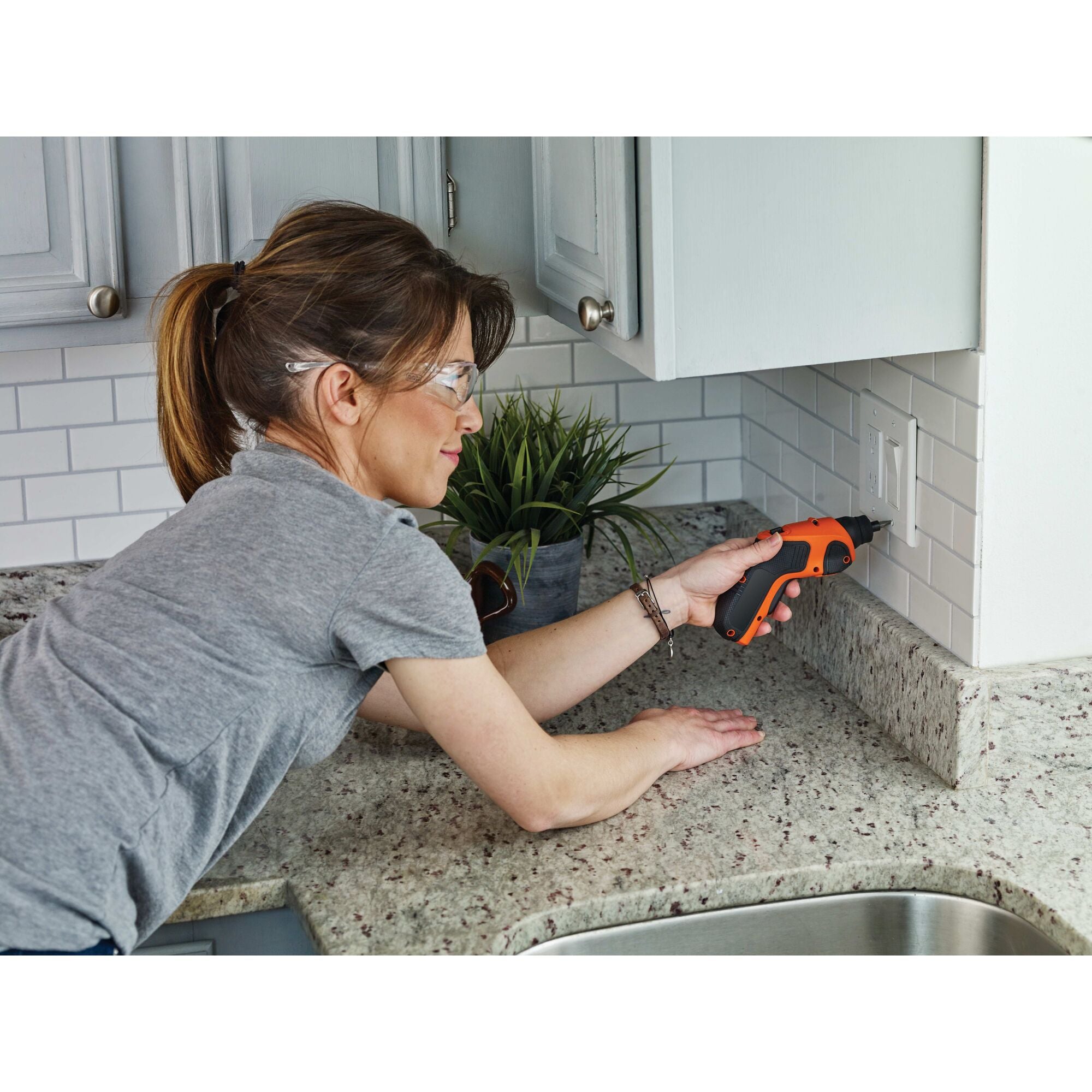 black-decker-4v-max-cordless-screwdriver image 2