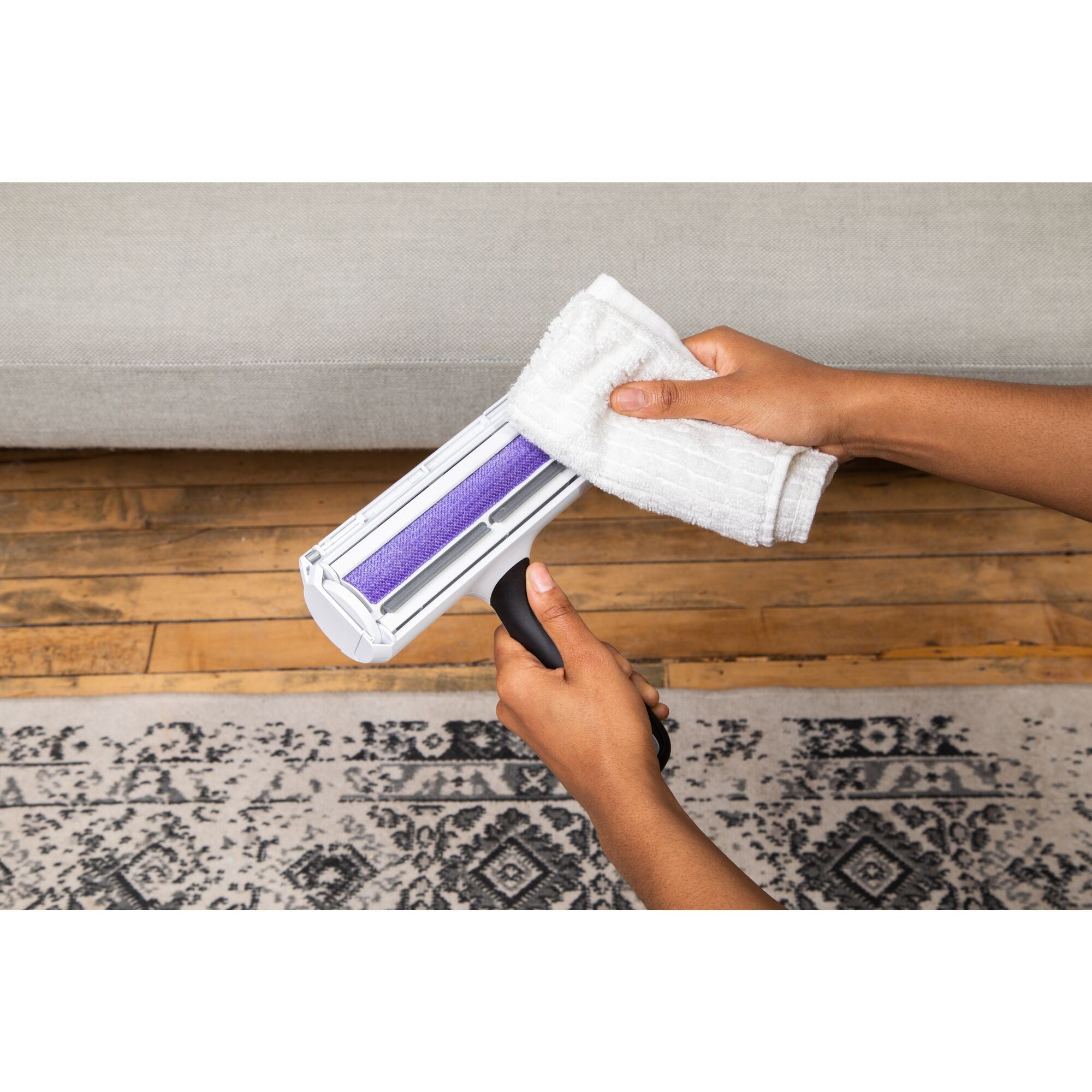 black-decker-pet-hair-remover-reusable-no-tape-works-on-sofas-beds-and-cars image 2