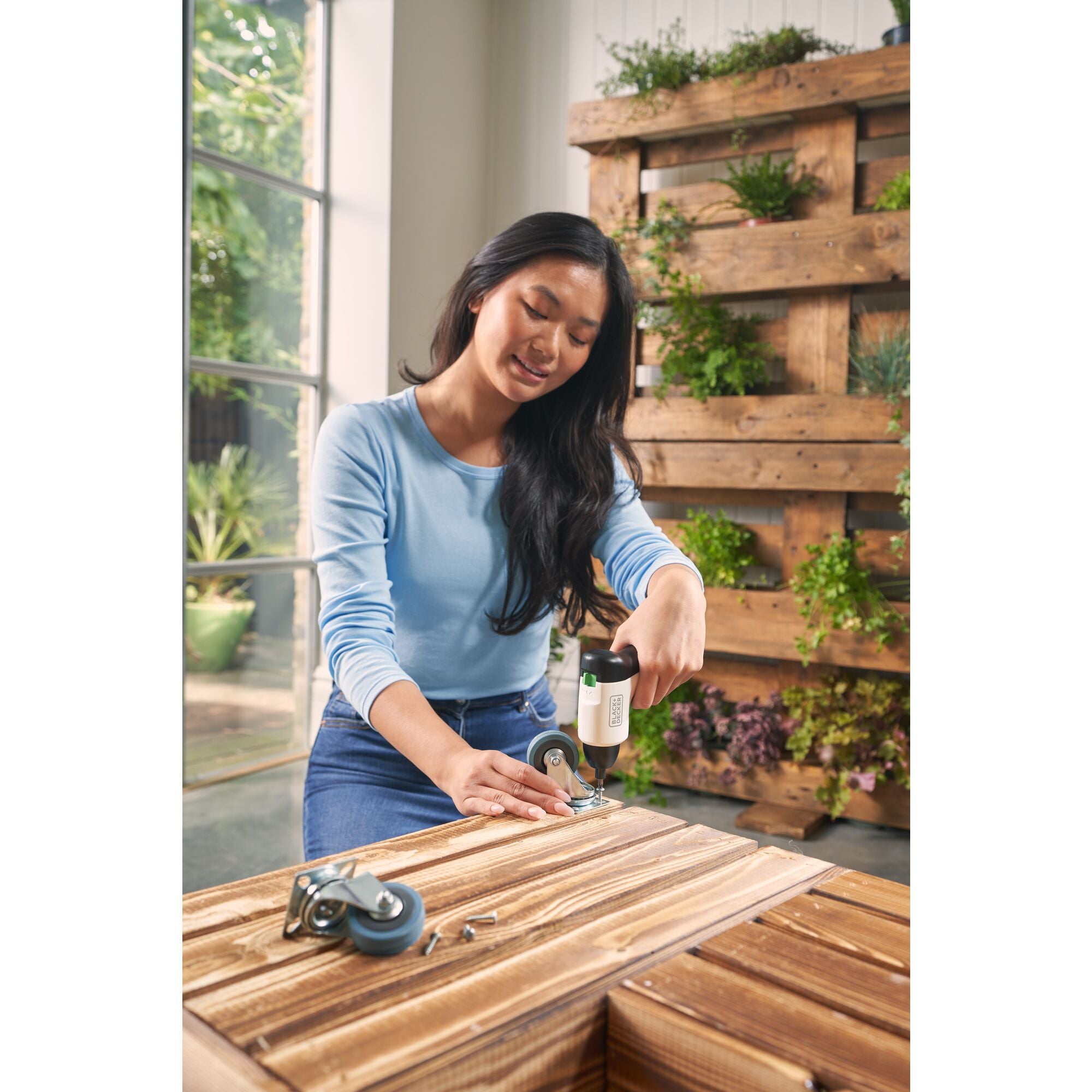 black-decker-reviva-4v-max-cordless-screwdriver-usb-chargeable image 2