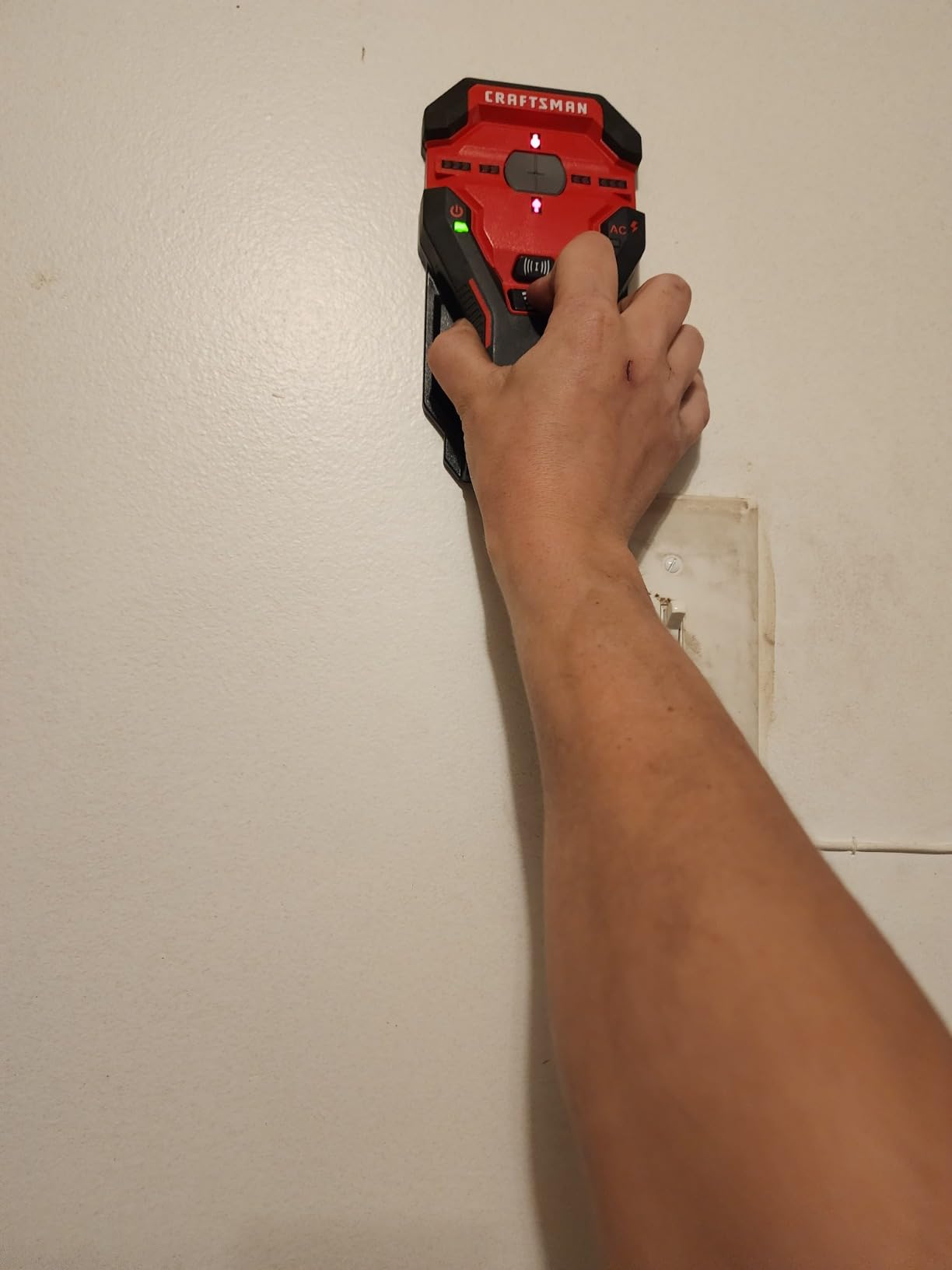 Solid basic stud finder