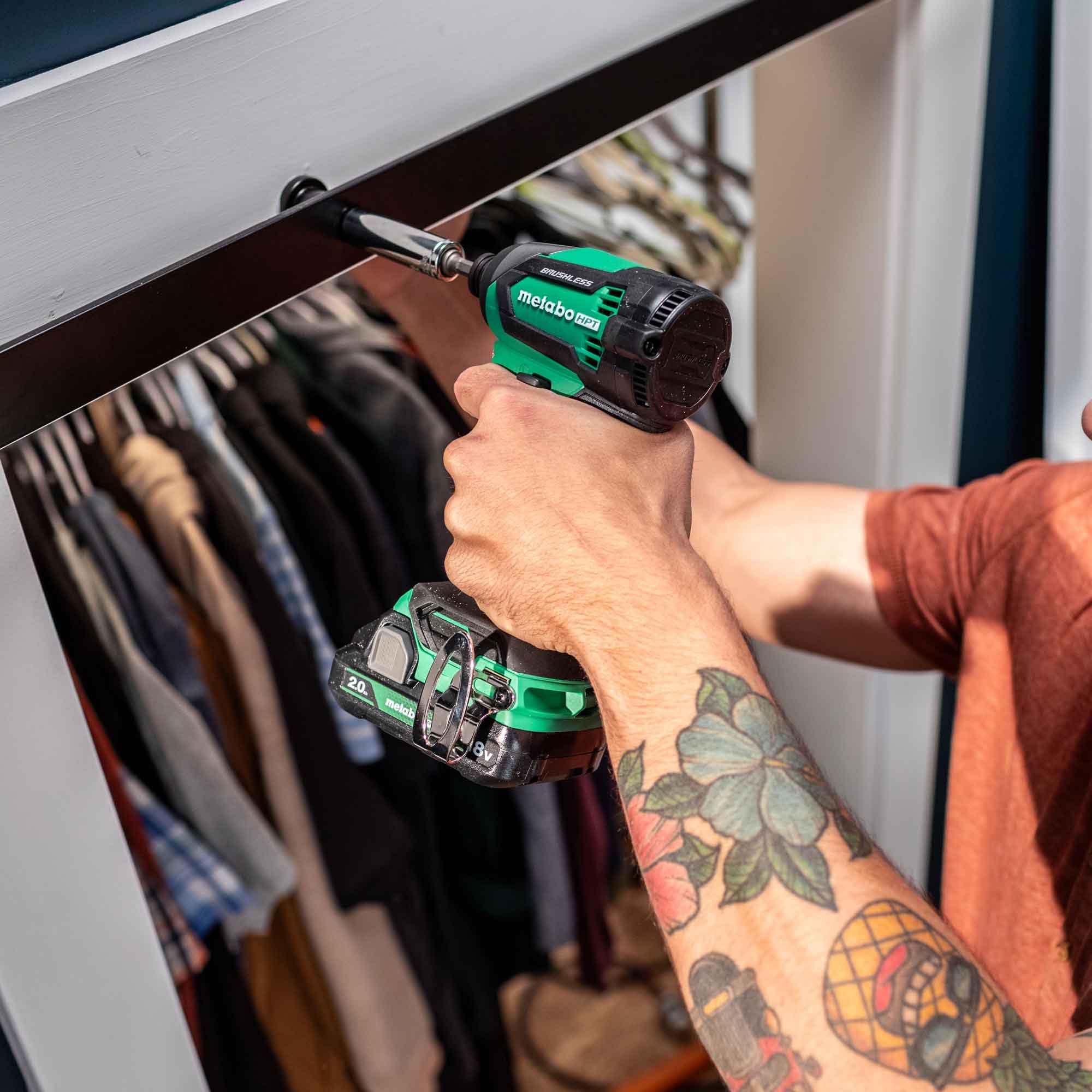 metabo-hpt-18v-multivolt-2-piece-combo-kit-kc18dexqd-impact-driver-18-gauge-brad image 2