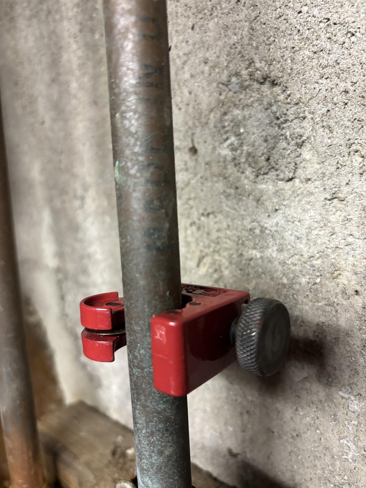 Precise cuts in tight spots