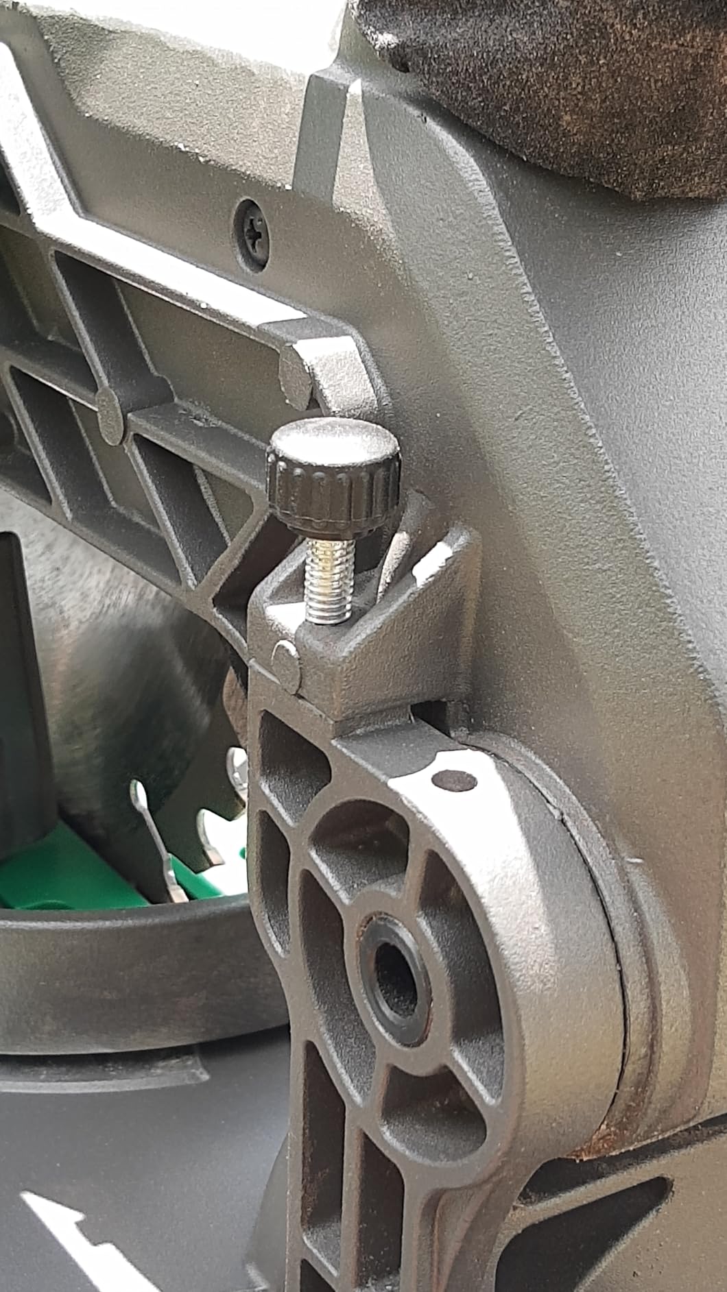 Solid saw, minor dust issue