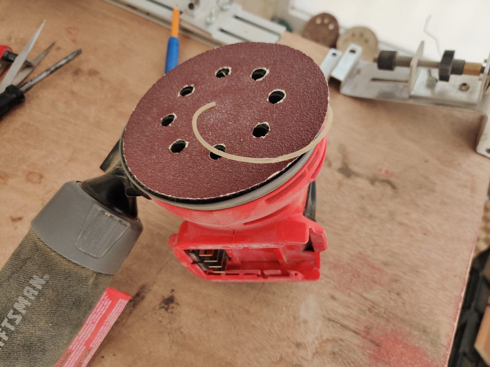 Good sander, needs a battery