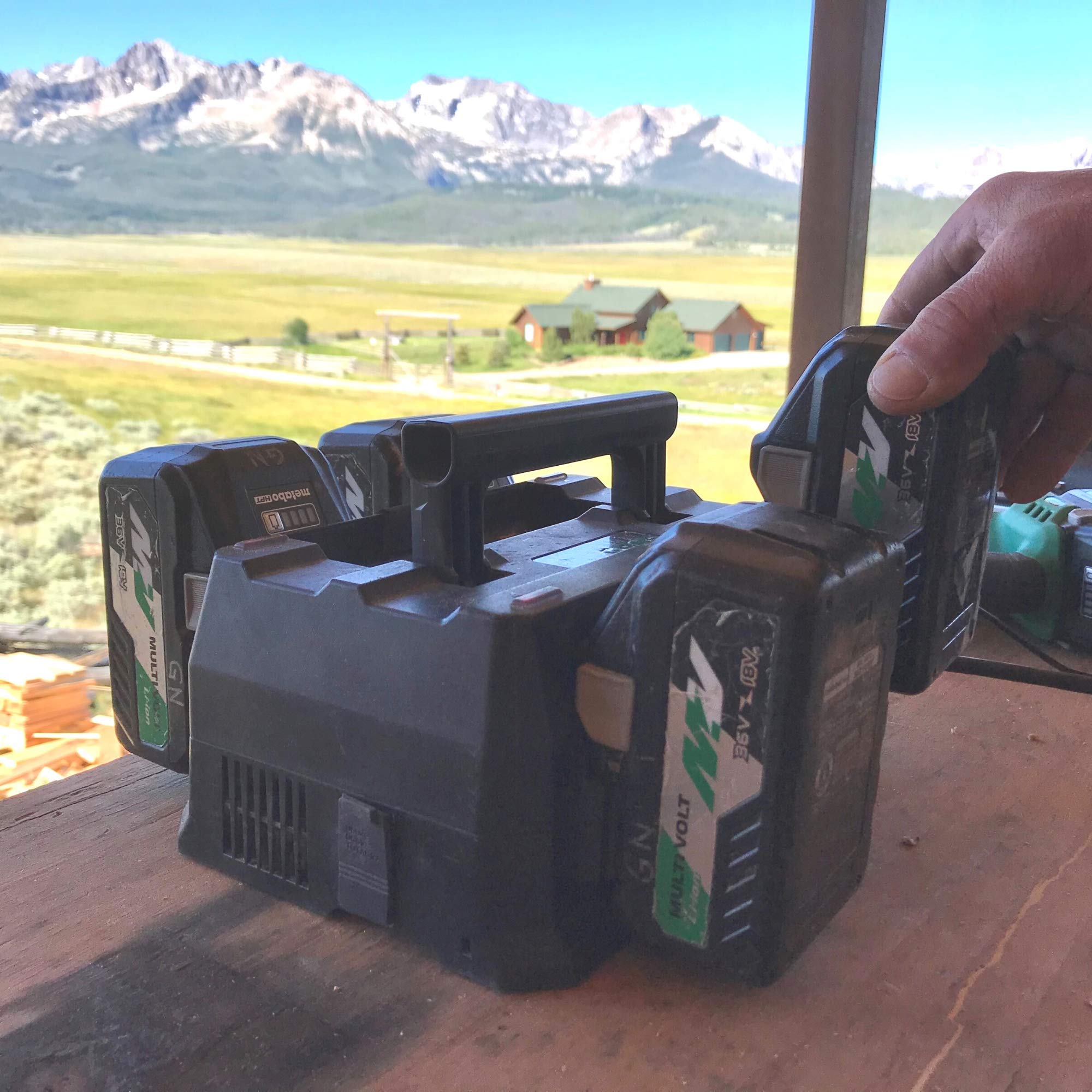 metabo-hpt-uc18ytsl-4-port-battery-charger-for-36v-18v-slide-style-batteries-wit image 6