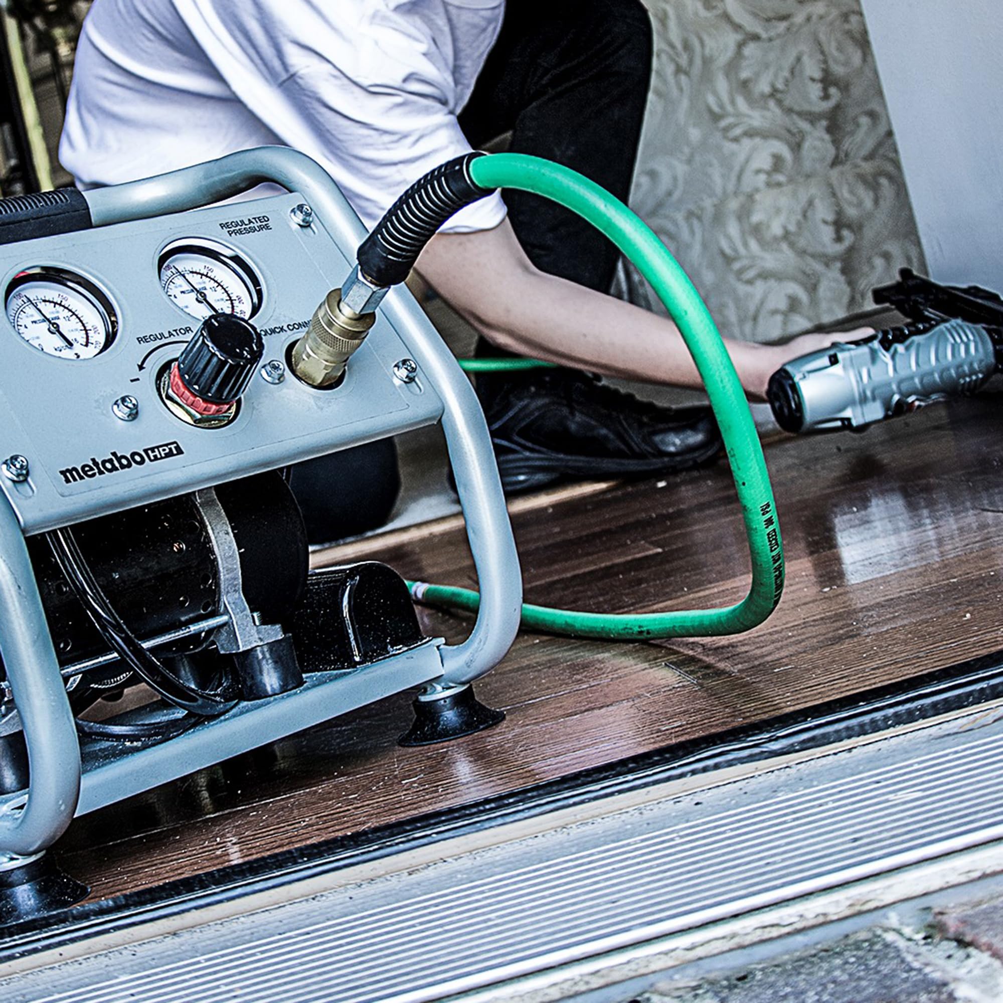 metabo-hpt-quiet-air-compressor-1-gallon-oil-free-ultra-quiet-59-db-portable-ec2 image 4