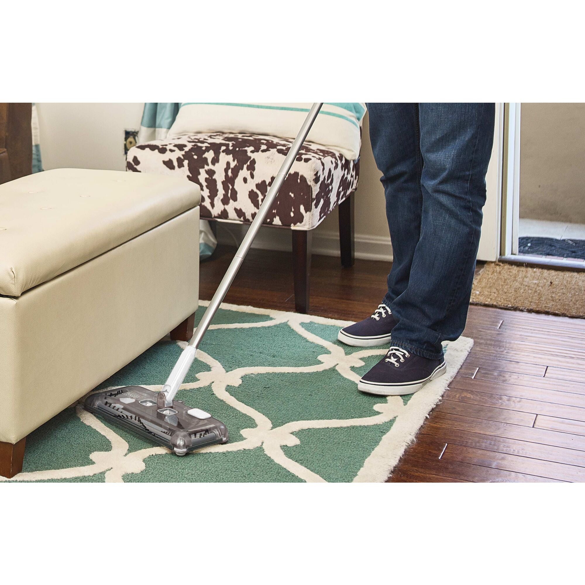 black-decker-50-minute-powered-floor-sweeper-self-standing-charger-included image 2
