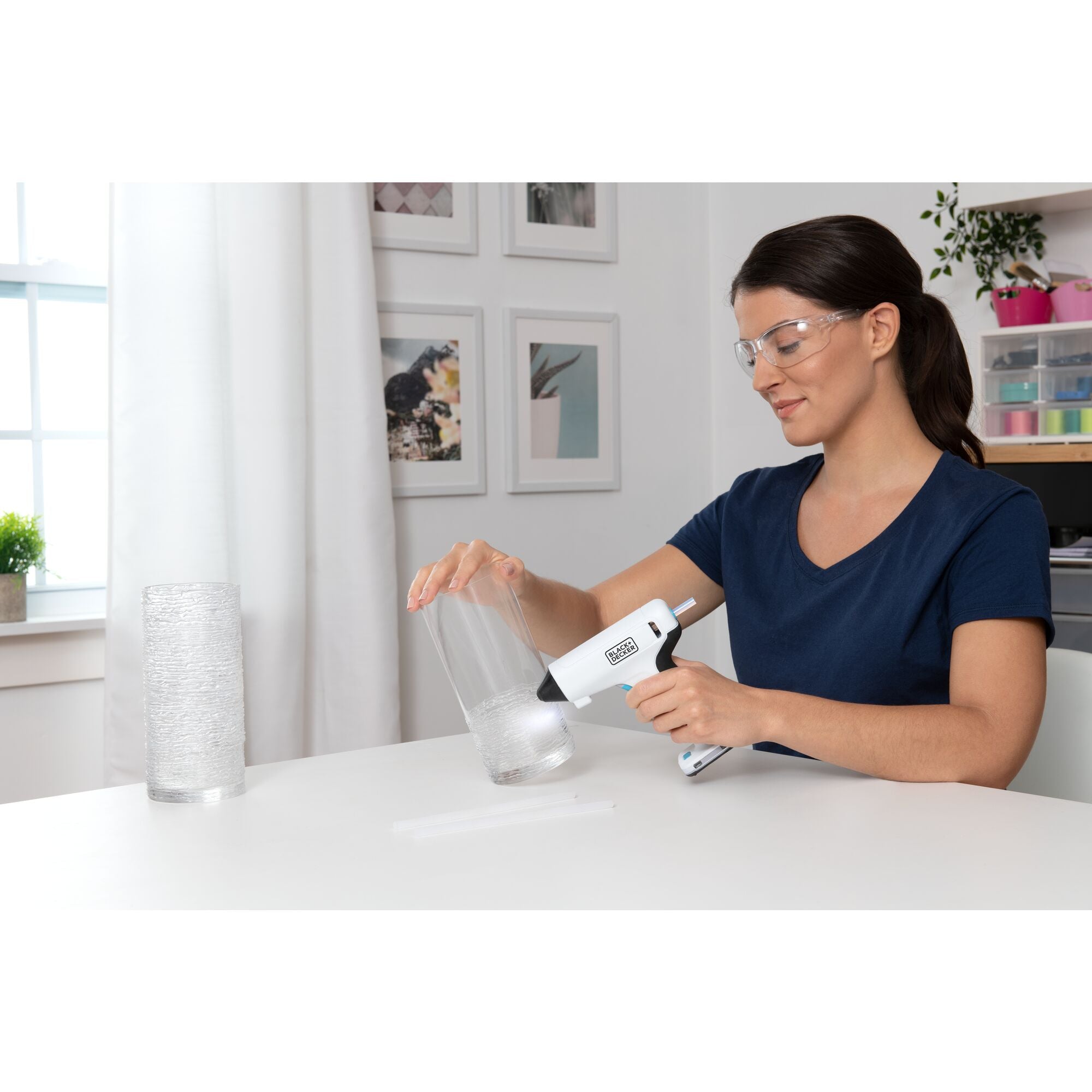 black-decker-4v-max-cordless-glue-gun-with-usb-rechargeable-battery image 2