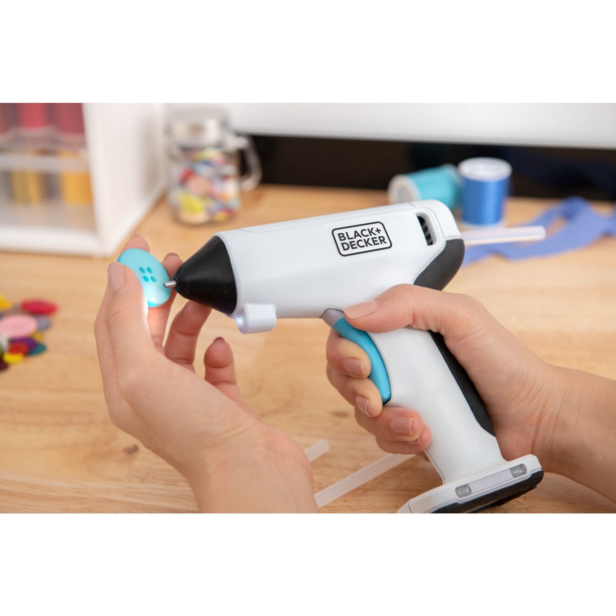 black-decker-4v-max-cordless-glue-gun-with-usb-rechargeable-battery image 3