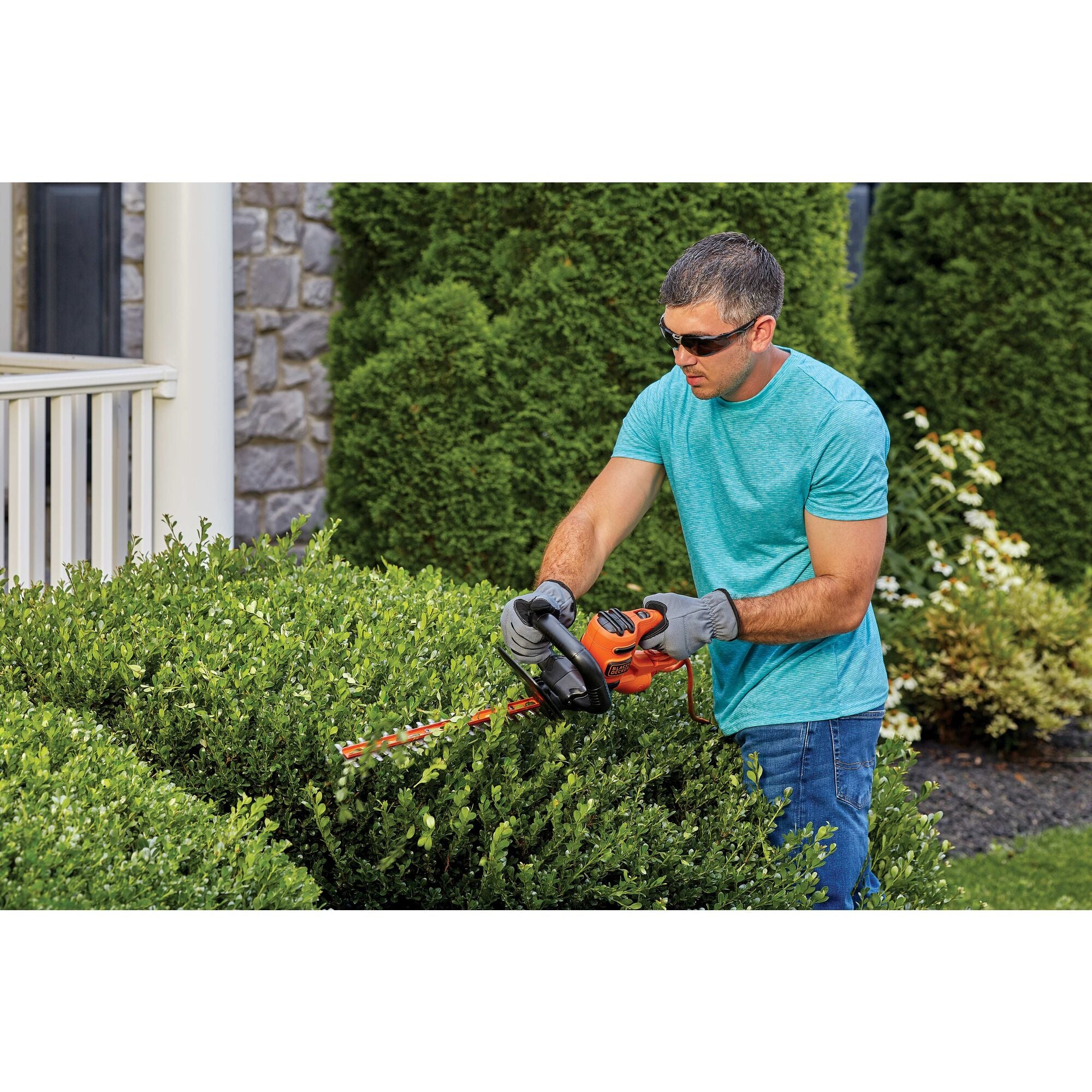black-decker-3-0-amp-16-in-electric-compact-hedge-trimmer image 3
