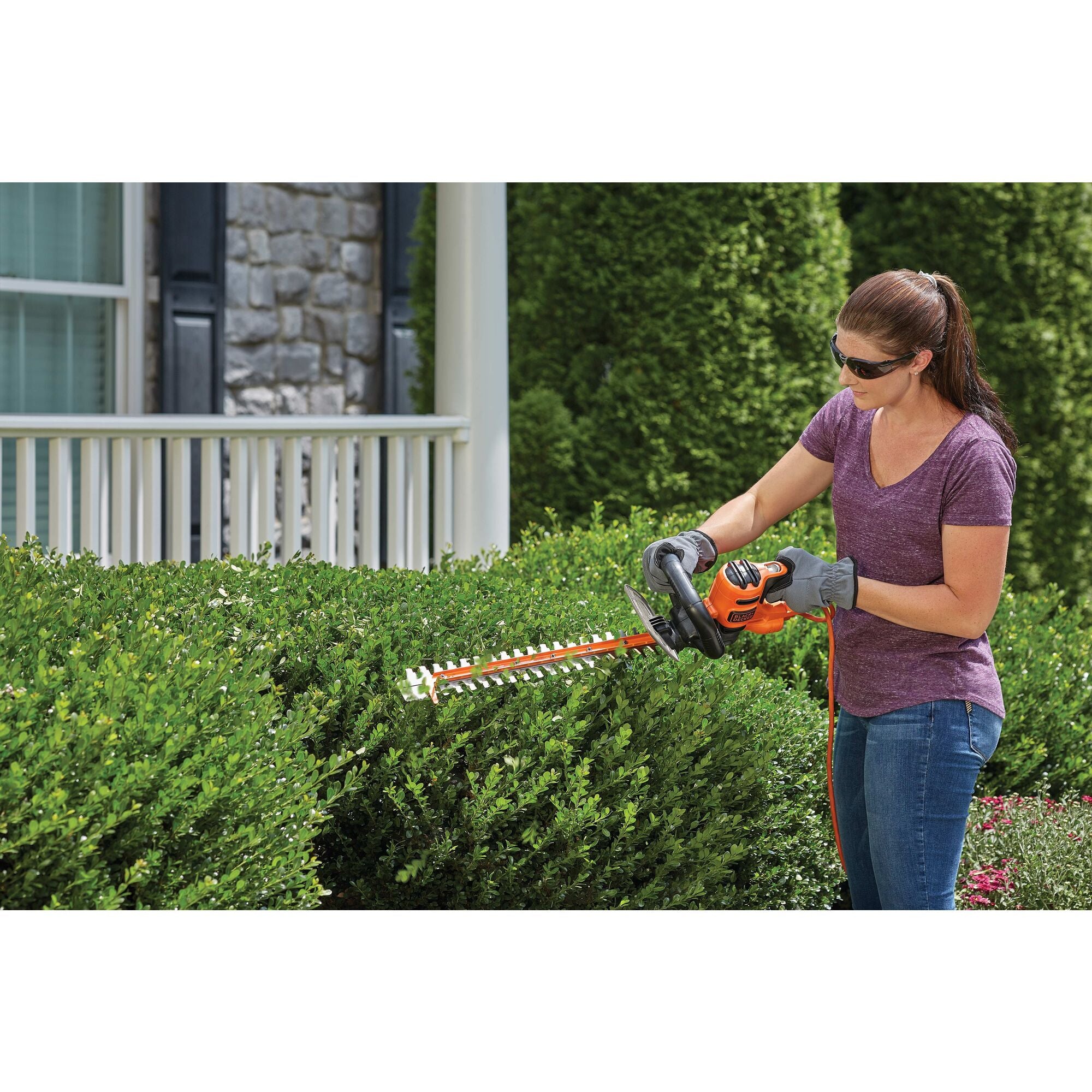 black-decker-22-inch-electric-hedge-trimmer-with-sawblade image 3