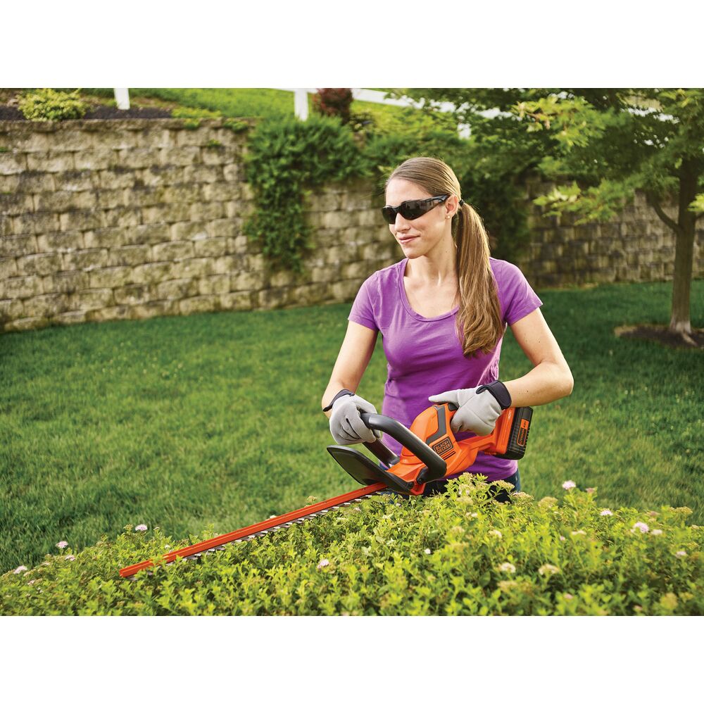 black-decker-40v-max-22-in-cordless-hedge-trimmer image 2